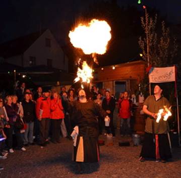 Das Spiel mit dem Feuer der Feuervgel ist einer Hhepunkte beim Brgerfest.Foto: Schaeffer